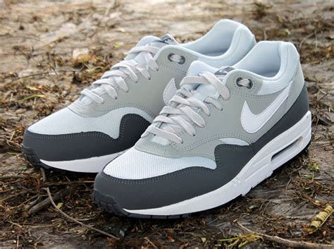 Graue Nike Air Max 1 Essential online 